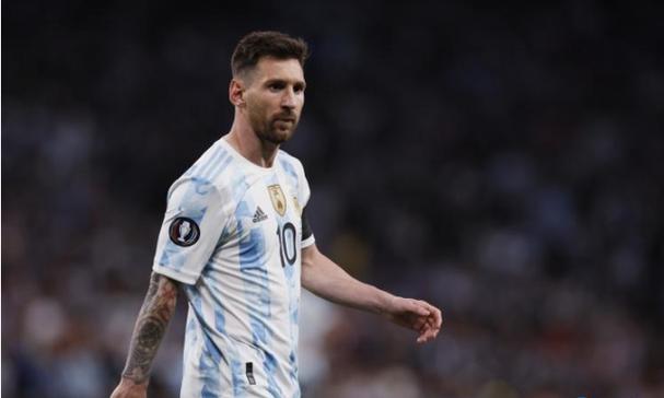 AP Top News｜迈凯伦车手兰多·诺里斯与奥斯卡·皮亚斯特里角逐F1冠军，马克斯·维斯塔潘紧追其后